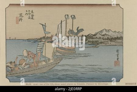 Arai, Nr. 32. Arai: Einer der 53 bekannten Orte auf Tokaido, gemalt von Hiroshige (Titel auf Objekt), die Tôkaidô von Hiroshige (Serientitel), Hiroshige no fude Tôkaidô (Serientitel auf Objekt), Eine mit Stoff bedeckte Fähre nimmt die Prozession des Kriegsherrn (Daimyo) von Maisaka über den Fluss. Im Vordergrund ein kleineres Boot mit den Vasallen des Kriegsherren., nach Druck von: Hiroshige (I) , Utagawa, (erwähnt auf Objekt), Herausgeber: Fujisawa Bunjirô, (erwähnt auf Objekt), Japan, 1906, Karton, Farbholzschnitt, Höhe 90 mm × Breite 141 mm Stockfoto