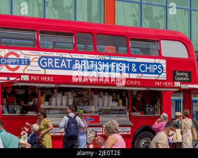 Der alte Routemaster-Bus wurde als Fisch- und Chips-Imbiss und Restaurant umfunktioniert. Stockfoto