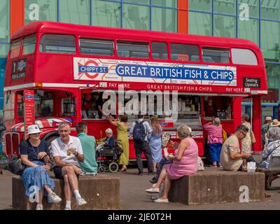 Der alte Routemaster-Bus wurde als Fisch- und Chips-Imbiss und Restaurant umfunktioniert. Stockfoto