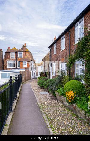 RYE, ENGLAND - 19.. APRIL 2022: Eine schmale, von Häusern umgrenzte Rye-Insel Stockfoto