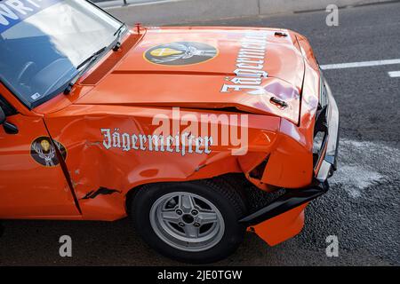 Beim Goodwood Members' Meeting wurde der Ford Escort Mk2 RS2000-Rennwagen in der Boxengasse durch einen Unfall beschädigt Stockfoto