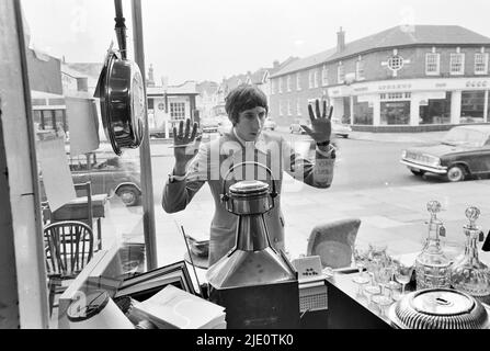 PETE TOWNSHEND von tThe Who besucht am 8. Oktober 1966 das Bric-a-brac-Geschäft seiner Tante im Norden Londons. Foto: Tony Gale Stockfoto