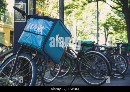 Berlin, Deutschland, Juni 2022: Wolt Lieferfahrrad für Lebensmittel und Merchandise. Wolt ist ein finnisches Technologieunternehmen, das von DoorDash erworben wurde und für seine Delive bekannt ist Stockfoto