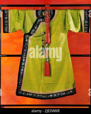 Alte chinesische Kleidung, Kleid Mandarine mit Stickerei, Qing-Dynastie, achtzehnten Jahrhundert. Stockfoto