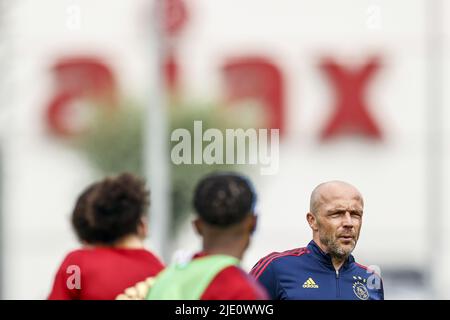 Drenthe, Niederlande. 24.. Juni 2022. AMSTERDAM - Ajax-Trainer Alfred Schreuder während der ersten Trainingseinheit von Ajax Amsterdam im Sportkomplex De Toekomst am 24. Juni 2022 in Amsterdam, Niederlande. ANP MAURICE VAN STEEN Kredit: ANP/Alamy Live Nachrichten Stockfoto