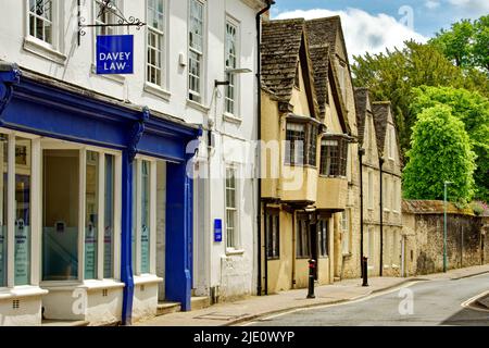 CIRENCESTER STADT GLOUCESTERSHIRE ENGLAND EINIGE ALTE GEBÄUDE IN DER GOSDITCH STRASSE Stockfoto
