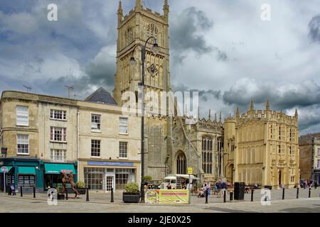 CIRENCESTER STADT GLOUCESTERSHIRE ENGLAND DER MARKTPLATZ UND ST. JOHN THE BAPTIST CHURCH Stockfoto
