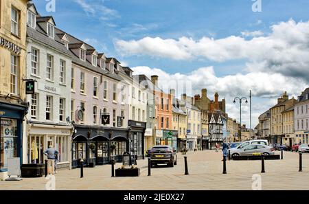 CIRENCESTER STADT GLOUCESTERSHIRE ENGLAND DER MARKTPLATZ UND DIE GESCHÄFTE IN DER DYER STREET Stockfoto