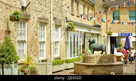 CIRENCESTER STADT GLOUCESTERSHIRE ENGLAND DIE RAM-STATUE IM WOOLMARKET Stockfoto