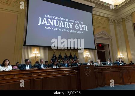 Washington, USA. 23.. Juni 2022. Das Foto vom 23. Juni 2022 zeigt eine öffentliche Anhörung des US House Select Committee zur Untersuchung des Angriffs auf das US-Kapitol vom 6.. Januar in Washington, DC, USA. Es handelte sich um eine Reihe von Anhörungen, die im Laufe des Monats im Fernsehen übertragen werden sollten, um der Öffentlichkeit zu zeigen, was Ermittler über den Aufstand des Capitols aufgedeckt haben. Kredit: Aaron Schwartz/Xinhua/Alamy Live Nachrichten Stockfoto