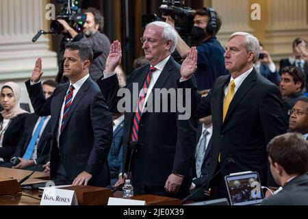 Washington, USA. 23.. Juni 2022. Das Foto vom 23. Juni 2022 zeigt eine öffentliche Anhörung des US House Select Committee zur Untersuchung des Angriffs auf das US-Kapitol vom 6.. Januar in Washington, DC, USA. Es handelte sich um eine Reihe von Anhörungen, die im Laufe des Monats im Fernsehen übertragen werden sollten, um der Öffentlichkeit zu zeigen, was Ermittler über den Aufstand des Capitols aufgedeckt haben. Kredit: Aaron Schwartz/Xinhua/Alamy Live Nachrichten Stockfoto