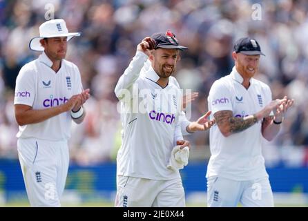 Der englische Jack Leach (Mitte) feiert am zweiten Tag des dritten LV= Insurance Test Series Match im Emerald Headingley Stadium, Leeds, mit einem 5 Wicket Ball. Bilddatum: Freitag, 24. Juni 2022. Stockfoto