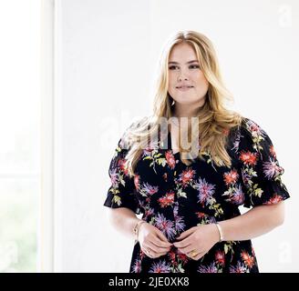 DEN HAAG - Niederlande, 2022-06-24 14:06:19 DEN HAAG - Prinzessin Amalia während der Fotosession der königlichen Familie im Noordeinde Palast. Von nun an finden die Fotosessions nicht mehr nur kurz vor dem Urlaub der königlichen Familie statt, sondern zu Zeiten, in denen die ganze Familie anwesend sein kann. ANP KOEN VAN WEEL niederlande Out - belgien Out Stockfoto