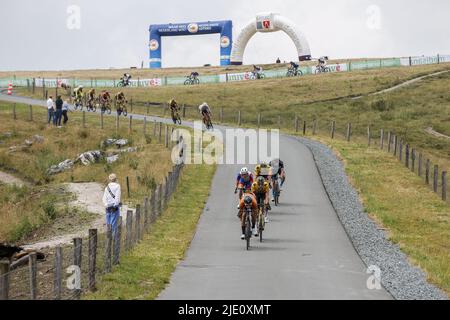 Drenthe, Niederlande. 24.. Juni 2022. EMMEN - Radfahrer im Einsatz während der Nationalen Radmeisterschaften in Drenthe. ANP BAS CZERWINSKIA Credit: ANP/Alamy Live News Stockfoto