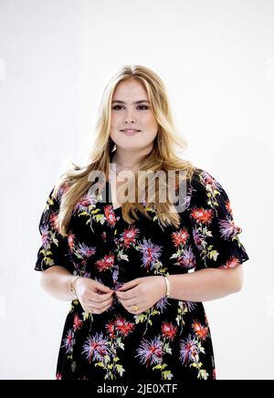 DEN HAAG - Niederlande, 2022-06-24 14:06:00 DEN HAAG - Prinzessin Amalia während der Fotosession der königlichen Familie im Noordeinde Palast. Von nun an finden die Fotosessions nicht mehr nur kurz vor dem Urlaub der königlichen Familie statt, sondern zu Zeiten, in denen die ganze Familie anwesend sein kann. ANP KOEN VAN WEEL niederlande Out - belgien Out Stockfoto