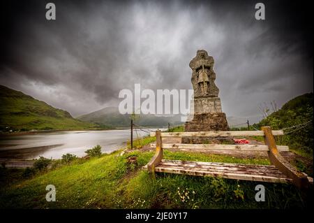 Die Statue zur Erinnerung an die Mitglieder des Clan Macrae, die im Ersten Weltkrieg verloren gegangen sind, steht über der alten ruinierten Kirche an der Mündung von Strath Croe Stockfoto