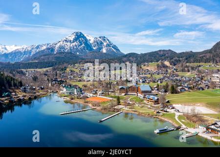Altaussee und Altausseer See im Salzkammergut, Steiermark. Blick auf den Hohen Sarstein. Stockfoto