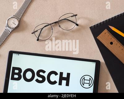 Deutschland. 24.. Juni 2022. In dieser Abbildung ist das Bosch (Robert Bosch GmbH)-Logo auf einem Tablet zu sehen. (Foto von Igor Golovniov/SOPA Images/Sipa USA) Quelle: SIPA USA/Alamy Live News Stockfoto