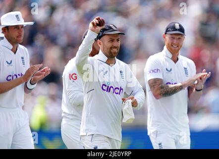 Der englische Jack Leach (Mitte) feiert am zweiten Tag des dritten LV= Insurance Test Series Match im Emerald Headingley Stadium, Leeds, mit einem 5 Wicket Ball. Bilddatum: Freitag, 24. Juni 2022. Stockfoto