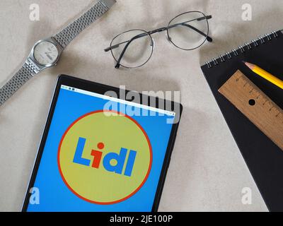 Deutschland. 24.. Juni 2022. In dieser Fototafel wird das Lidl-Logo auf einem Tablet angezeigt. Kredit: SOPA Images Limited/Alamy Live Nachrichten Stockfoto