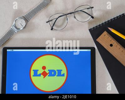 Deutschland. 24.. Juni 2022. In dieser Fototafel wird das Lidl-Logo auf einem Tablet angezeigt. Kredit: SOPA Images Limited/Alamy Live Nachrichten Stockfoto