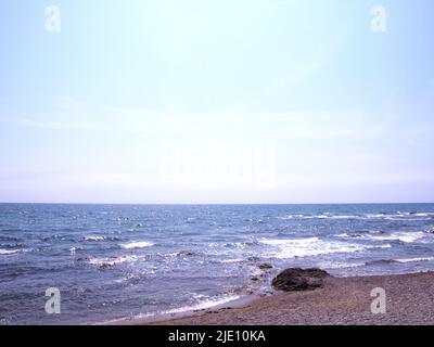 Türkisfarbenes Wasser, milde Temperaturen, blauer Himmel und dramatische Wolken, Cote d' Azur , die Schönheit der französischen riviera. Stockfoto