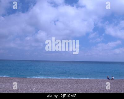 Türkisfarbenes Wasser, milde Temperaturen, blauer Himmel und dramatische Wolken, Cote d' Azur , die Schönheit der französischen riviera. Stockfoto