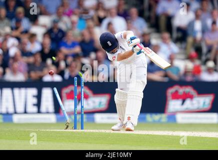 Der englische Ollie Pope wurde am zweiten Tag des dritten LV= Insurance Test Series Match im Emerald Headingley Stadium, Leeds, vom neuseeländischen Trent Boult herausgebockt. Bilddatum: Freitag, 24. Juni 2022. Stockfoto