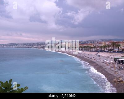 Türkisfarbenes Wasser, milde Temperaturen, blauer Himmel und dramatische Wolken, Cote d' Azur , die Schönheit der französischen riviera. Stockfoto