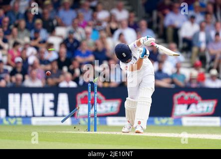 Der englische Ollie Pope wurde am zweiten Tag des dritten LV= Insurance Test Series Match im Emerald Headingley Stadium, Leeds, vom neuseeländischen Trent Boult herausgebockt. Bilddatum: Freitag, 24. Juni 2022. Stockfoto