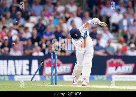 Der englische Ollie Pope wurde am zweiten Tag des dritten LV= Insurance Test Series Match im Emerald Headingley Stadium, Leeds, vom neuseeländischen Trent Boult herausgebockt. Bilddatum: Freitag, 24. Juni 2022. Stockfoto