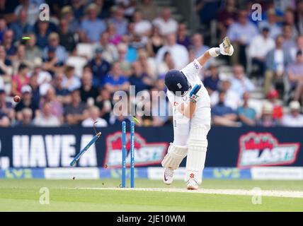 Der englische Ollie Pope wurde am zweiten Tag des dritten LV= Insurance Test Series Match im Emerald Headingley Stadium, Leeds, vom neuseeländischen Trent Boult herausgebockt. Bilddatum: Freitag, 24. Juni 2022. Stockfoto