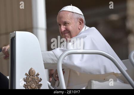 Vatikanstadt, Vatikanstadt. 22.. Juni 2022. Papst Franziskus bei einer wöchentlichen Generalaudienz auf dem Petersplatz am 22. Juni 2022 Quelle: dpa/Alamy Live News Stockfoto