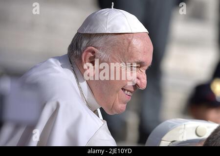 Vatikanstadt, Vatikanstadt. 22.. Juni 2022. Papst Franziskus bei einer wöchentlichen Generalaudienz auf dem Petersplatz am 22. Juni 2022 Quelle: dpa/Alamy Live News Stockfoto