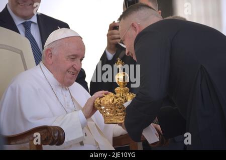 Vatikanstadt, Vatikanstadt. 22.. Juni 2022. Papst Franziskus bei einer wöchentlichen Generalaudienz auf dem Petersplatz am 22. Juni 2022 Quelle: dpa/Alamy Live News Stockfoto