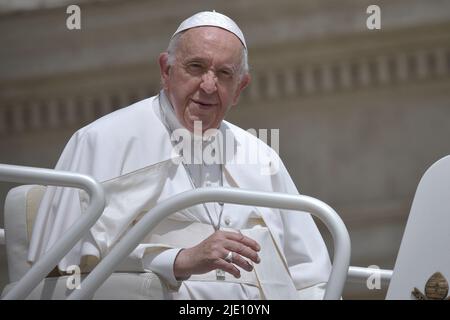 Vatikanstadt, Vatikanstadt. 22.. Juni 2022. Papst Franziskus bei einer wöchentlichen Generalaudienz auf dem Petersplatz am 22. Juni 2022 Quelle: dpa/Alamy Live News Stockfoto