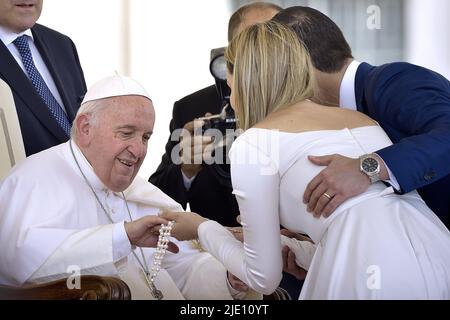 Vatikanstadt, Vatikanstadt. 22.. Juni 2022. Papst Franziskus bei einer wöchentlichen Generalaudienz auf dem Petersplatz am 22. Juni 2022 Quelle: dpa/Alamy Live News Stockfoto