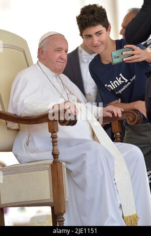 Vatikanstadt, Vatikanstadt. 22.. Juni 2022. Papst Franziskus bei einer wöchentlichen Generalaudienz auf dem Petersplatz am 22. Juni 2022 Quelle: dpa/Alamy Live News Stockfoto