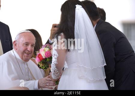 Vatikanstadt, Vatikanstadt. 22.. Juni 2022. Papst Franziskus bei einer wöchentlichen Generalaudienz auf dem Petersplatz am 22. Juni 2022 Quelle: dpa/Alamy Live News Stockfoto