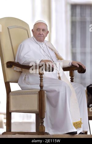 Vatikanstadt, Vatikanstadt. 22.. Juni 2022. Papst Franziskus bei einer wöchentlichen Generalaudienz auf dem Petersplatz am 22. Juni 2022 Quelle: dpa/Alamy Live News Stockfoto