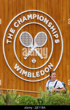 London, Großbritannien. 24.. Juni 2022. Die Belgierin Kirsten Flipkens, aufgenommen bei einem Training vor dem Wimbledon Grand Slam Tennisturnier 2022 im All England Tennis Club, im Südwesten Londons, Großbritannien, Freitag, 24. Juni 2022. BELGA FOTO BENOIT DOPPAGNE Kredit: Belga Nachrichtenagentur/Alamy Live News Stockfoto