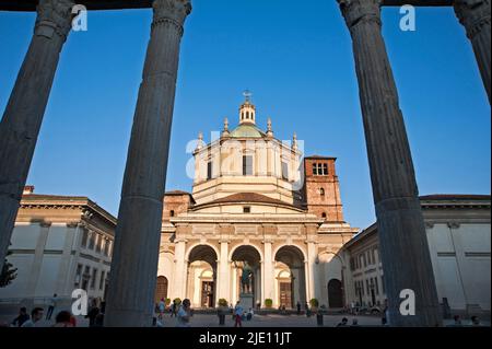 Basilica di San Lorenzo Maggiore und die Säulen von San Lorenzo. Stockfoto