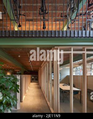 Blick nach innen in der unteren Etage. 16 Chart Street Engineers Office, London, Großbritannien. Architekt: Ian Chalk Architects , 2022. Stockfoto