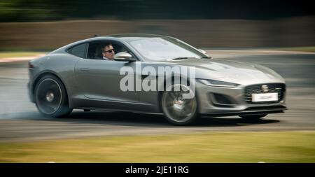 Goodwood, Großbritannien. 23.. Juni 2022. Das Jaguar Fahrerlebnis beim Goodwood Festival of Speed auf der Goodwood Circuit, Goodwood, Großbritannien, am 23. Juni 2022. Foto von Phil Hutchinson. Nur zur redaktionellen Verwendung, Lizenz für kommerzielle Nutzung erforderlich. Keine Verwendung bei Wetten, Spielen oder Veröffentlichungen einzelner Clubs/Vereine/Spieler. Kredit: UK Sports Pics Ltd/Alamy Live Nachrichten Stockfoto