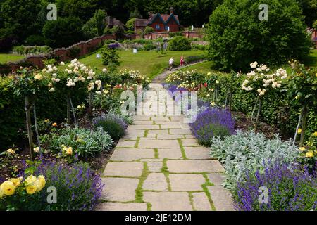 Ziergarten mit dicht bepflanzten Blumenbeeten und das Garden Cottage Chartwell in der Nähe von Westerham Kent England Großbritannien Stockfoto