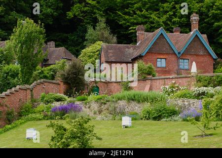 Blick auf das Garden Cottage mit Bienenstöcken im Terrassengarten Chartwell in der Nähe von Westerham Kent England Großbritannien Stockfoto