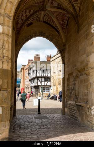 Blick durch den Checkrgate Torbogen zum Castle Hill Lincoln 2022 Stockfoto