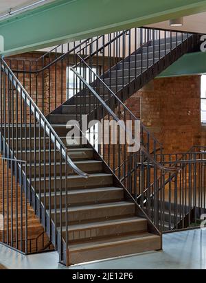 Treppe. 16 Chart Street Engineers Office, London, Großbritannien. Architekt: Ian Chalk Architects , 2022. Stockfoto