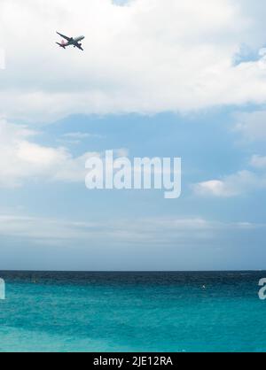 Ein Easyjet-Flugzeug über dem blauen mittelmeer in Nizza, „Baie des anges“, bereitet sich auf die Landung vor Stockfoto