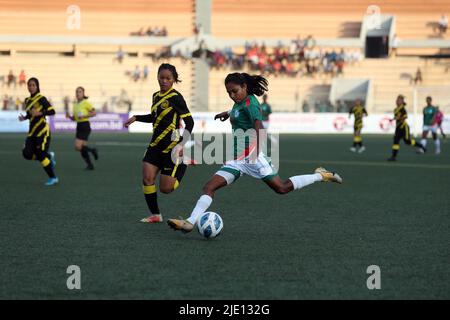 Bangladesher Srimoti KrishnaRani sarkar (L). Die bangladeschische Fußballmannschaft der Frauen zog die größte Überraschung in ihrer Geschichte, als die Mädchen in RE Stockfoto